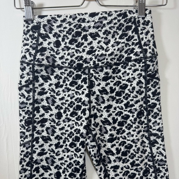 Zyia Active Snow Leopard Leggings Women’s 6-8 Black White High Rise Stretch Gym - Picture 3 of 6